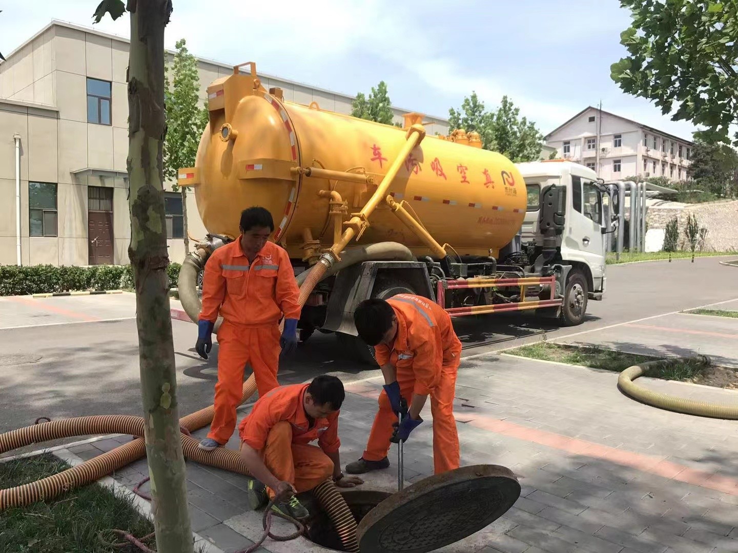 米泉管道疏通车停在窨井附近