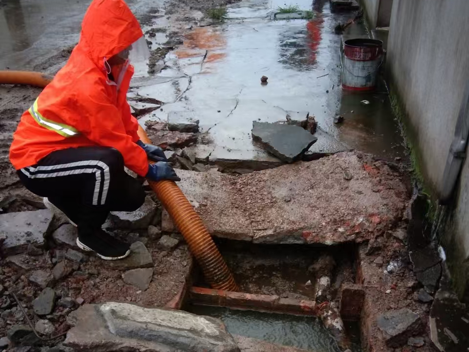 米泉专业清理污水池 炜誉市政以规范流程守护城市 “肠道”